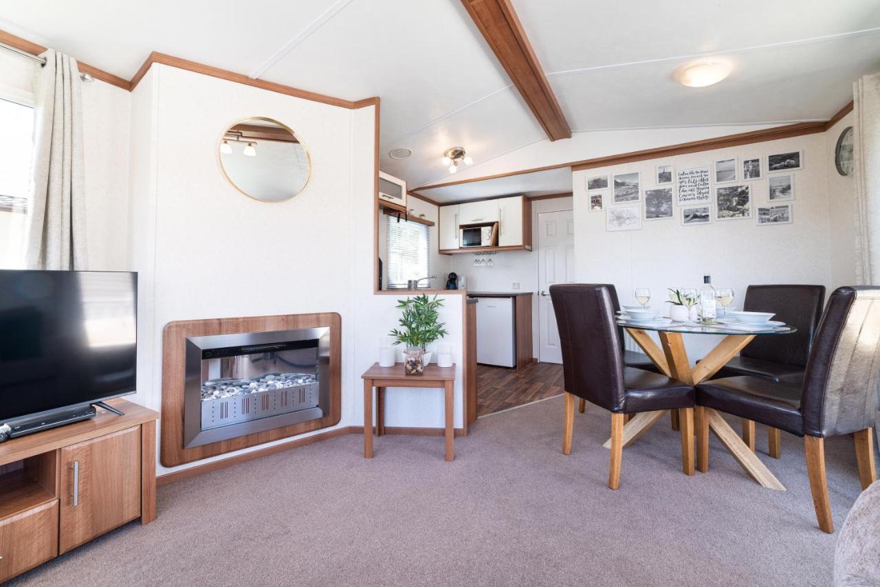Holiday home Haven Caravan: Dog-friendly Retreat In *