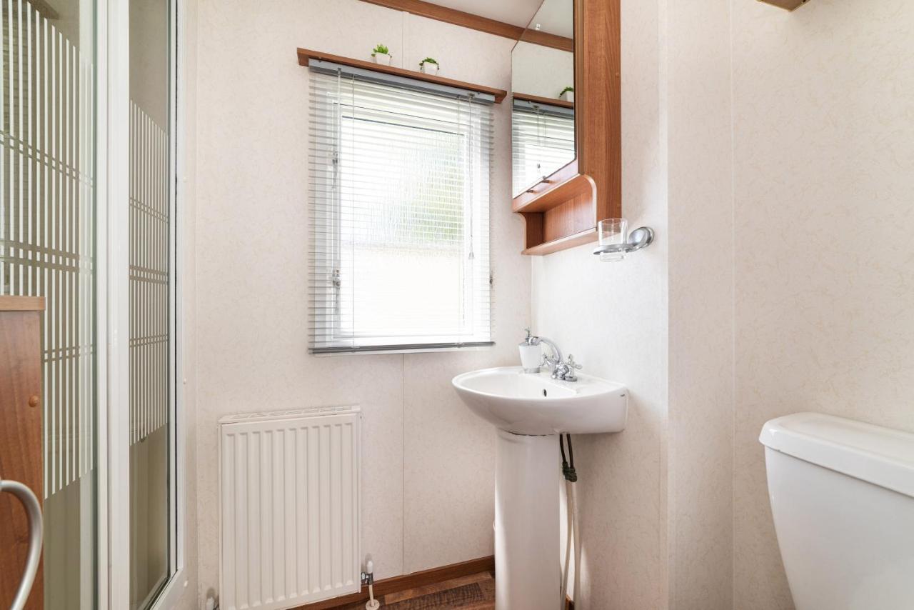 Holiday home Haven Caravan: Dog-friendly Retreat In *